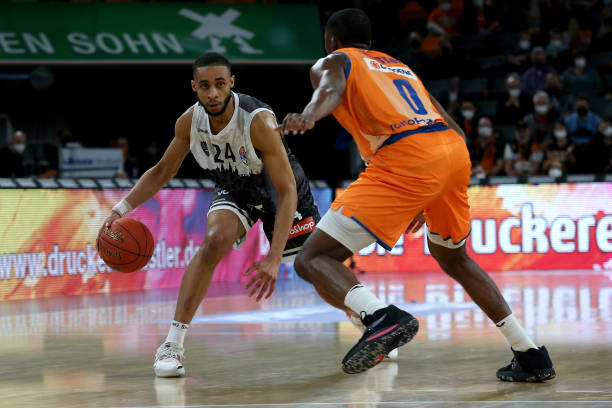 首战对阵东 首战对阵东